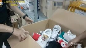 Roma, sequestrate oltre 300mila paia di scarpe contraffatte