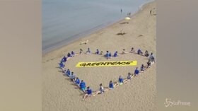 Giornata degli oceani, il cuore di Greenpeace sulla spiaggia di Orbetello