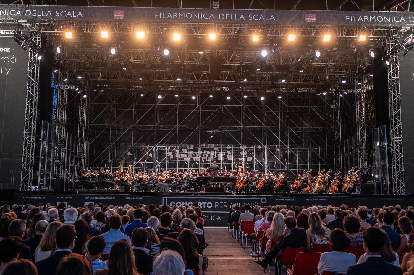 Milano, la Filarmonica in piazza Duomo diretta da Chailly