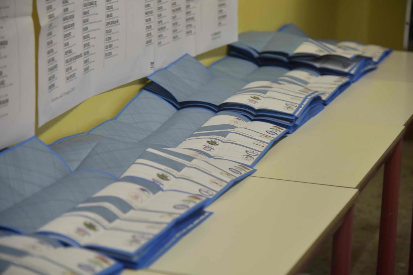 Ballottaggi, urne aperte in 136 comuni di cui 15 capoluoghi. Affluenza in calo: al 38% alle 19