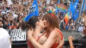 Pride a Roma: scatenate Asia Argento e Vladimir Luxuria, si baciano appassionatamente sul palco