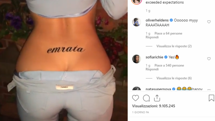 Emily Ratajkowski si regala un tatuaggio sul lato B per il compleanno