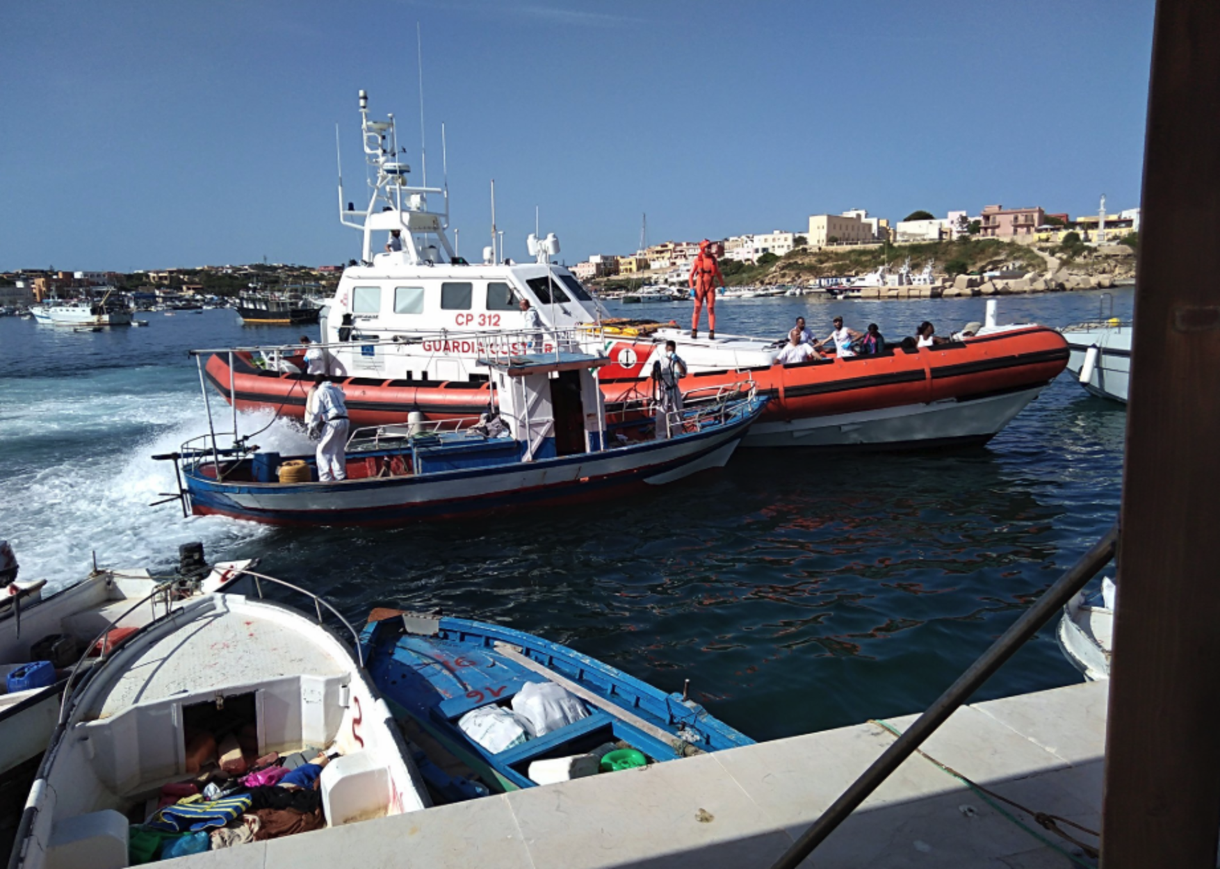 Sbarcati 38 migranti a Lampedusa. Altri 53 a Crotone, arrestati due scafisti