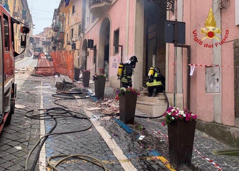 Esplosione in municipio a Rocca di Papa: gravi una bimba di 5 anni e il sindaco