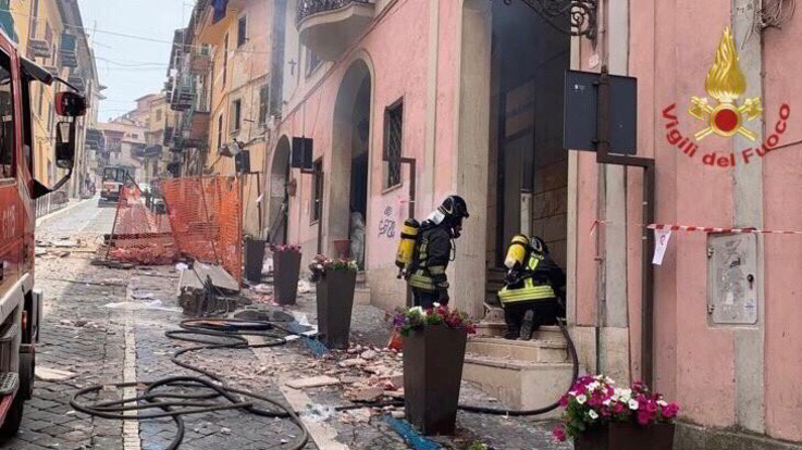 Esplosione in municipio a Rocca di Papa: gravi una bimba di 5 anni e il sindaco