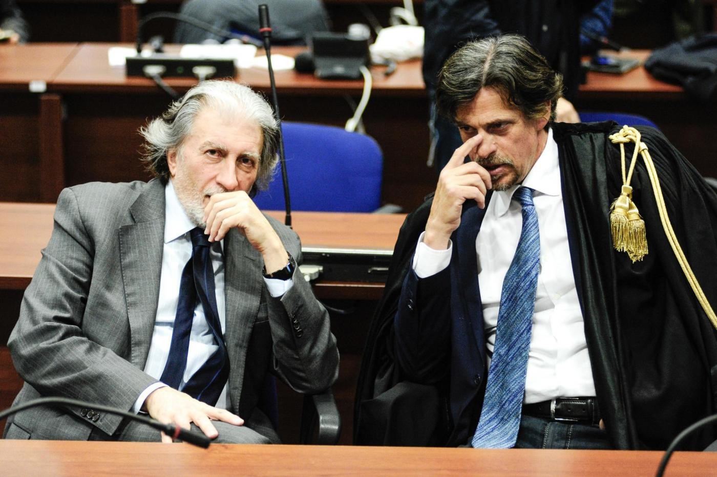 Migranti, busta con proiettile inviata al procuratore di Agrigento