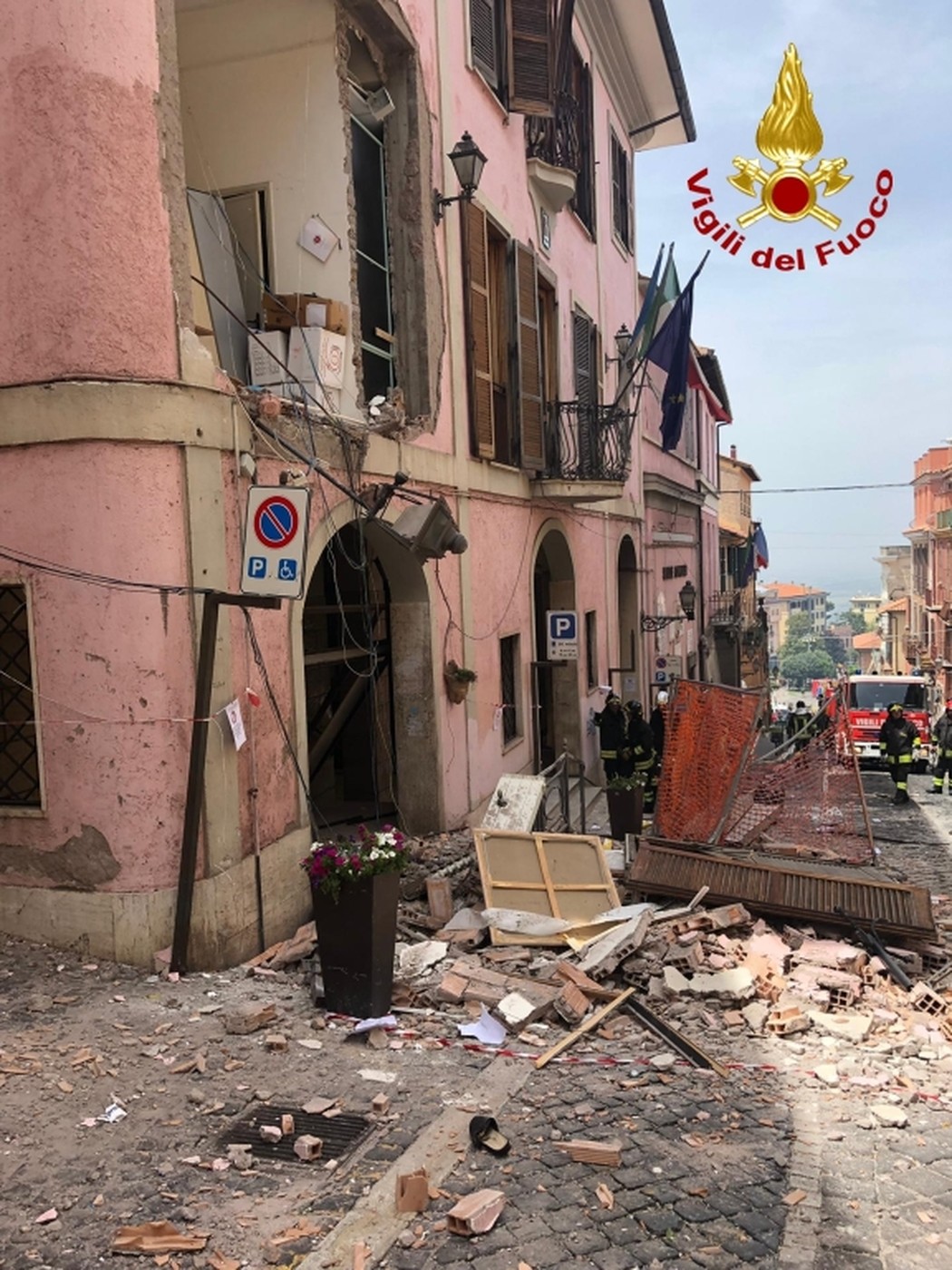 Esplosione in Comune a Rocca di Papa: le immagini della palazzina danneggiata