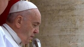 Il Papa attacca l’Europa: “Chiude i porti ai migranti ma li apre alle armi”