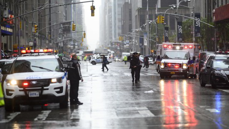 Elicottero si schianta contro un grattacielo a New York: un morto