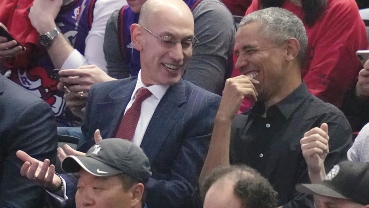 Barack Obama con il commissioner Nba, Adam Silver, tra il pubblico di Toronto