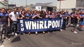 Napoli, vertenza Whirlpool: blocco stradale dei dipendenti