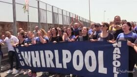 Vertenza Whirlpool, “Di Maio uno di noi”: il coro degli operai di Napoli durante la manifestazione