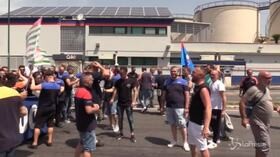 Whirlpool, a Napoli operai in protesta: “0ltre questo cancello non c’è niente, solo criminalità”