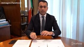 Whirlpool: Di Maio firma in diretta Facebook la revoca dei fondi