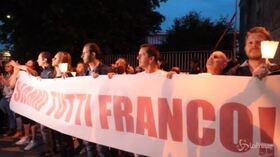 ‘Siamo tutti Franco’, fiaccolata a Ivrea per il tabaccaio che ha ucciso il ladro