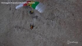 Si lancia con il paracadute ma si schianta contro la roccia: è salvo per miracolo