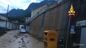 Maltempo, frana a Mazzunno: acqua e fango invadono le strade