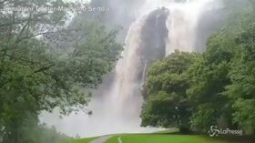 Maltempo, si ingrossa la cascata a Piuro: frane e strade interrotte in Lombardia