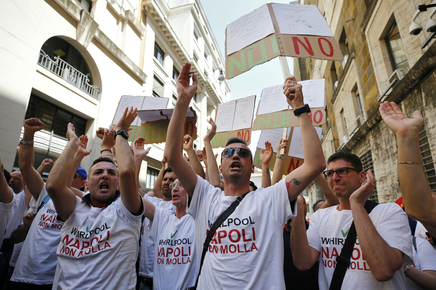 Whirlpool: “Non chiudiamo a Napoli”. Di Maio: “Presupposto per il dialogo”