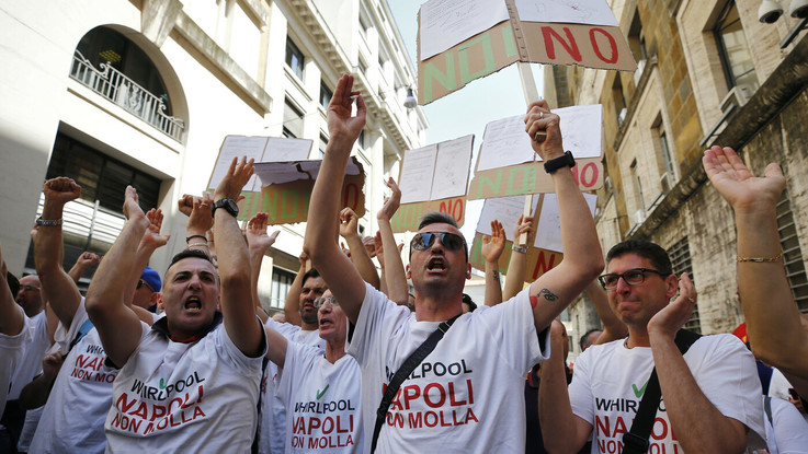 Whirlpool: "Non chiudiamo a Napoli". Di Maio: "Presupposto per il dialogo"