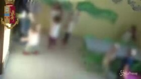 Brescia, maltrattavano bimbi di un asilo nido: le immagini che incastrano le maestre