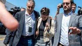 Amanda Knox atterra a Linate con il fidanzato e la madre