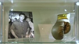 Bolaffi, all’asta il guantone autografato di Muhammad Ali: invenduto