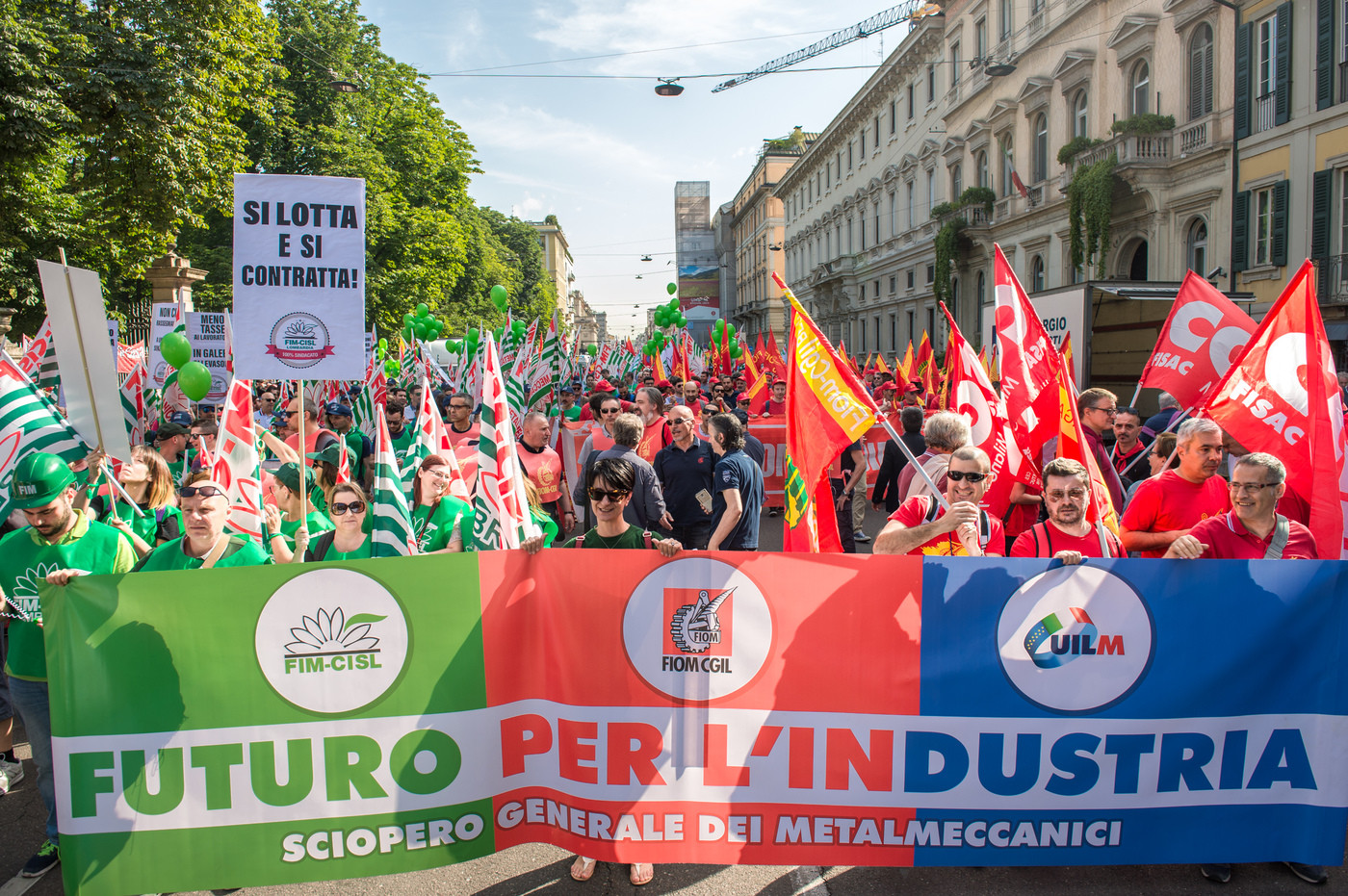 Metalmeccanici in piazza a Milano, Firenze e Napoli