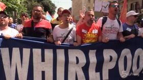 Napoli, corteo metalmeccanici: operai Whirlpool cantano “Bella Ciao”