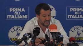 Grazie ministro, Salvini ‘salva’ il microfono di LaPresse