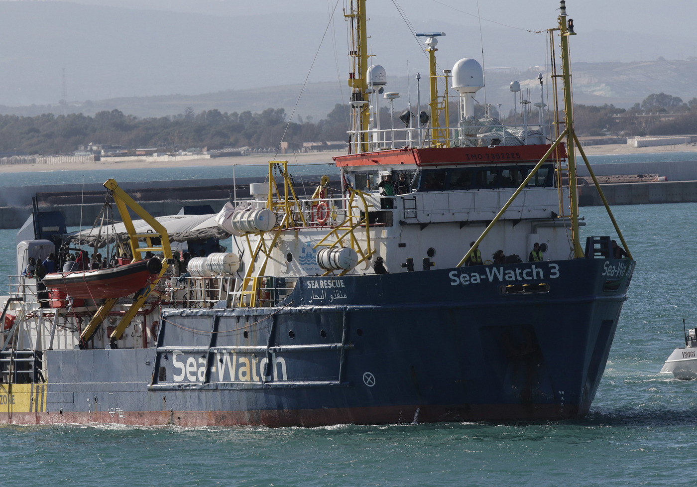 Sea Watch, sbarcati 10 migranti a Lampedusa. Ma Salvini firma divieto di ingresso: “Stop ai complici degli scafisti”