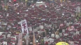 Hong Kong, legge sulle estradizioni sospesa ma le proteste continuano