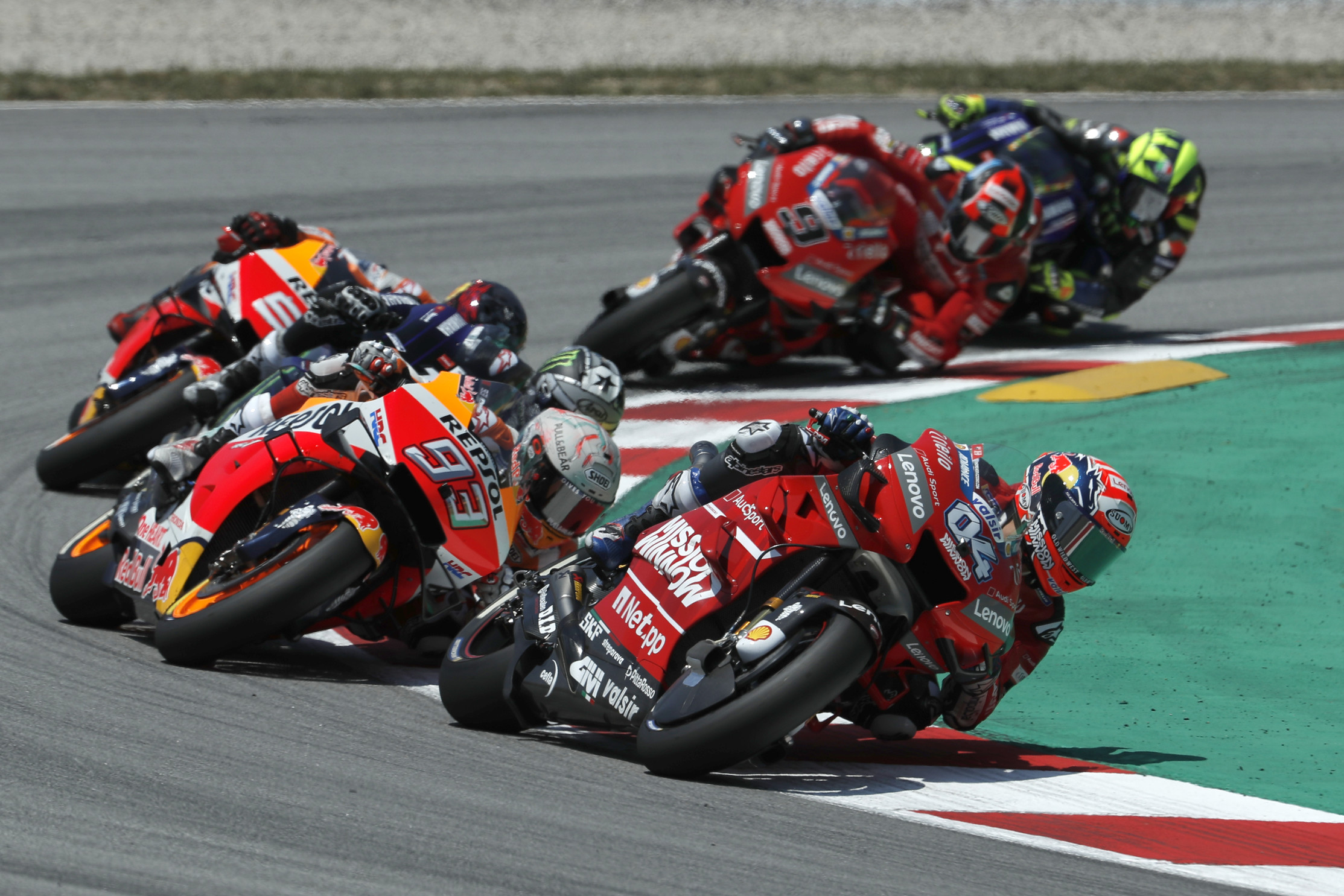 Gp Catalogna, trionfa Marquez, terzo Petrucci. Lorenzo perde il controllo e fa cadere Dovizioso, Rossi e Vinales