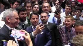 I selfie di Conte all’Apple Academy di Napoli