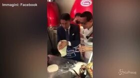 Napoli, il premier Conte fa la pizza: “Metto poco olio, sono a dieta”