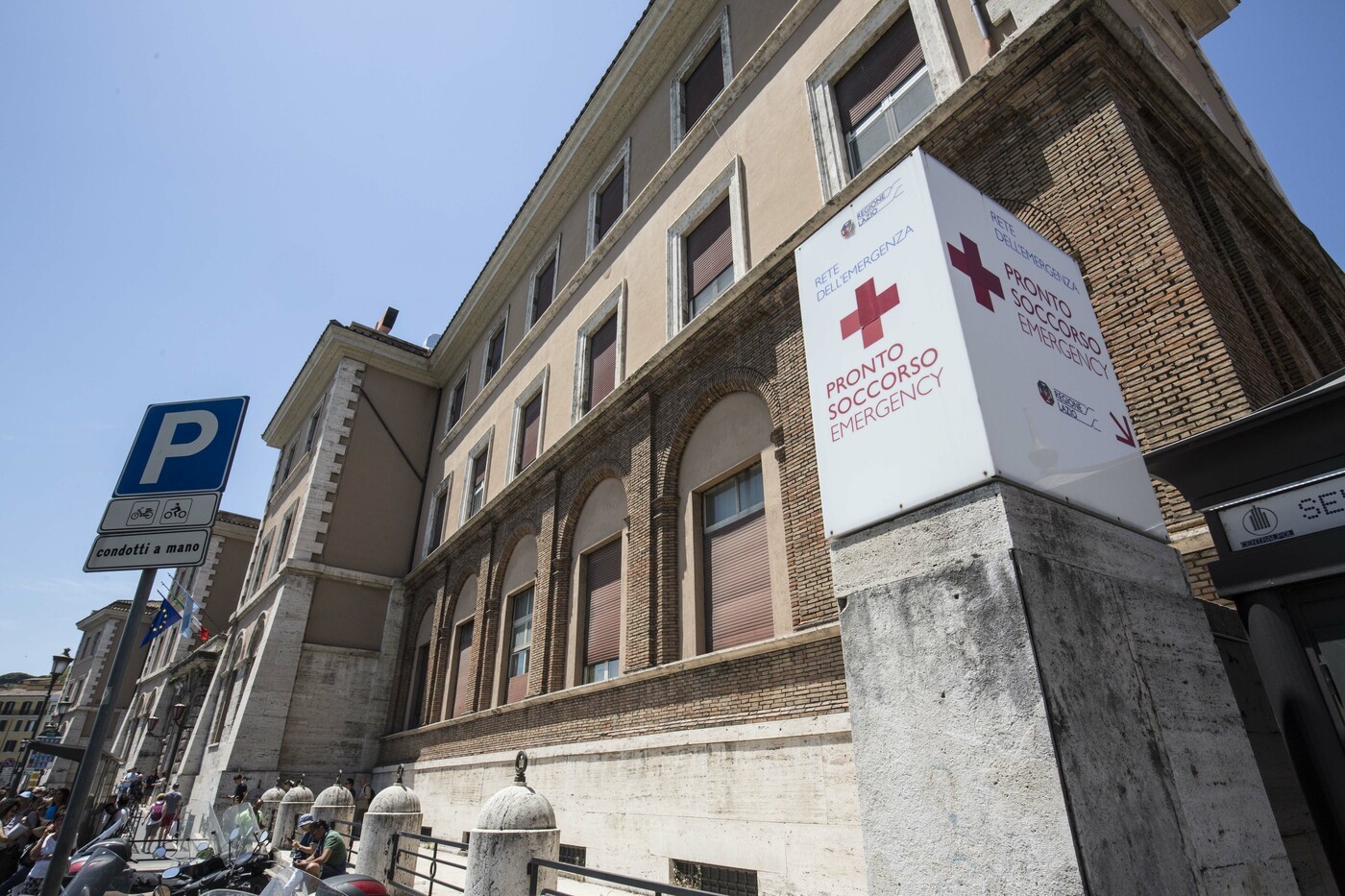 Camilleri, i medici: “Nessuna variazione, le sue condizioni restano critiche”