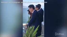 Napoli, Conte si affaccia al balcone e parla con l’uomo in mutande