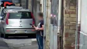 Camorra, per strada con arma da guerra in mano