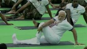 India, il premier Modi si esercita durante la Giornata Internazionale dello yoga