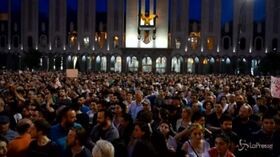 Georgia, manifestanti protestano davanti al Parlamento