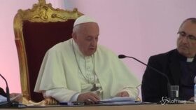 Napoli, Papa Francesco cita don Russolillo e don Diana e la folla applaude