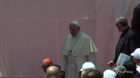 Napoli, il cardinale Sepe inciampa mentre scende dal palco con il Papa