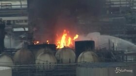 Filadelfia, maxi incendio in una raffineria: le immagini del rogo