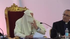 Napoli, il Papa disturbato dal vento: la mozzetta gli finisce in faccia