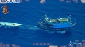 Frontex svela il “trucco” degli scafisti: lasciano i migranti a bordo di un barchino diretto a Lampedusa