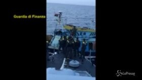 Le immagini della ‘nave madre’ fermata al largo di Lampedusa