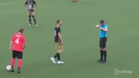 Olanda, l’arbitro mette mano al taschino…e si asciuga dal sudore