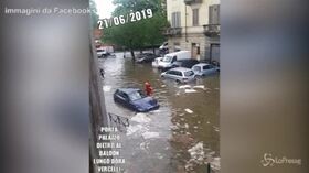 Torino, il maltempo trasforma Porta Palazzo in una piscina a cielo aperto