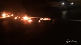 Sudan, continuano le proteste: i manifestanti danno alle fiamme degli pneumatici