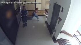 Salvataggio miracoloso: la mamma afferra il figlio prima che voli dalle scale